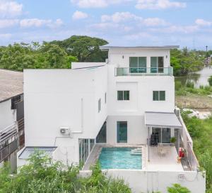 Piscina di 6BR Pool Villa - Karaoke and Pool Table near Golf o nelle vicinanze