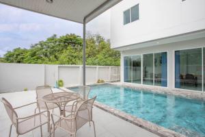 Piscina di 6BR Pool Villa - Karaoke and Pool Table near Golf o nelle vicinanze