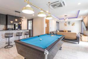 Foto dalla galleria di 6BR Pool Villa - Karaoke and Pool Table near Golf a Chiang Mai