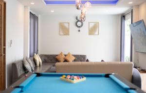 Area soggiorno di 6BR Pool Villa - Karaoke and Pool Table near Golf