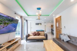 TV o dispositivi per l'intrattenimento presso 6BR Pool Villa - Karaoke and Pool Table near Golf