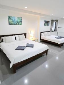 Giường trong phòng chung tại Lanta Cozy House 2