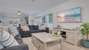 un soggiorno con un divano e un tavolo di Pet-Friendly Pool Bayside Coastal Cottage a Town Bank