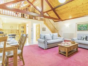 a living room with a couch and a table at Cedar Barn - Ukc5406 in Banham