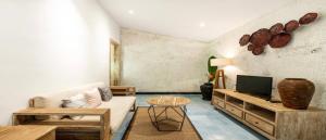 a living room with a couch and a tv at Govinda House in Penginyahan