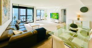 TV a/nebo společenská místnost v ubytování Prima Tower - Penthouse Style Super-sized Apartment with Balcony by Casino and MCEC