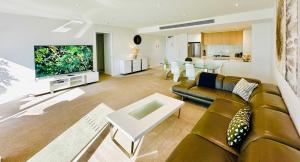 TV a/nebo společenská místnost v ubytování Prima Tower - Penthouse Style Super-sized Apartment with Balcony by Casino and MCEC