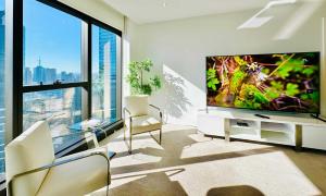 TV a/nebo společenská místnost v ubytování Prima Tower - Penthouse Style Super-sized Apartment with Balcony by Casino and MCEC