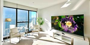 TV a/nebo společenská místnost v ubytování Prima Tower - Penthouse Style Super-sized Apartment with Balcony by Casino and MCEC + 46 fotografií