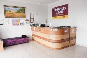 a lobby with a cashier counter at Impress Star Hotel in Kampong Saleng