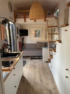 Kuchyň nebo kuchyňský kout v ubytování Tiny House Le Poulailler