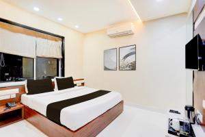 Collection O Shantivan Bus Terminal Formerly Hotel Suhagan Heights的电视和/或娱乐中心