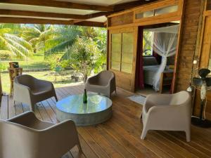 a room with a table and chairs and a bedroom at Kikon et Orama in HUH