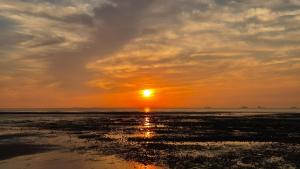 ChanggyŏngiにあるYeongheungdo Haevichi Pensionの海岸の夕日 +27枚の写真