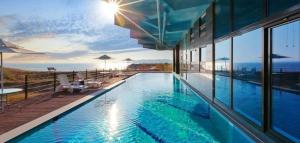 una gran piscina al lado de un edificio en Ongjin Pajama Blues, en Incheon