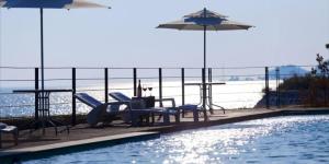 una piscina con mesa, sillas y sombrilla en Ongjin Pajama Blues, en Incheon 1 foto más