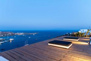 una vista sull'oceano da un tetto di Exclusive Above Nammos Villa Villa Mystique Overlooking Famous Nammos Barrestaurant Infinity Pool Outdoor Bar And Bbq Mykonos a Psarou
