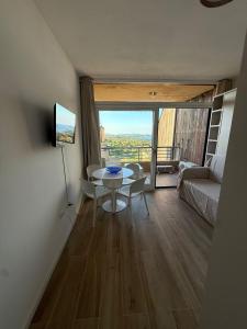 un soggiorno con un tavolo e un divano di Pied a terre Coralli a Marina di Portisco