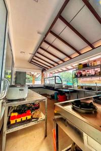TV a/nebo společenská místnost v ubytování Harambathenna Resort Anuradhapura