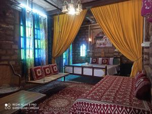 ein Schlafzimmer mit zwei Betten und einem Fenster in der Unterkunft The Shangri-La heritage Haveli BNB in Jodhpur