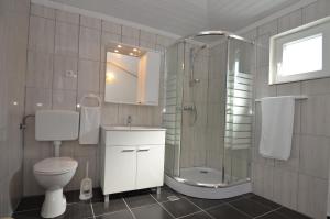 Koupelna v ubytování Holiday Home Paklenica