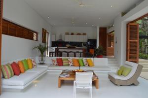 sala de estar con sofá blanco y mesa en Casa Anapoima Kubik Aqua, en Anapoima