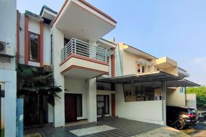 una casa con un'auto parcheggiata davanti di INNCA - Villa Jatidiri, Semarang a Jatingaleh