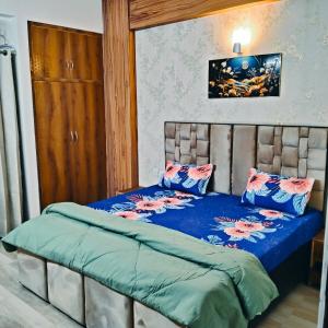1 dormitorio con 1 cama con cabecera y almohadas en Madhav Mohini Kunj -2 BHK Near Prem Mandir, en Vrindāvan 37 fotos más