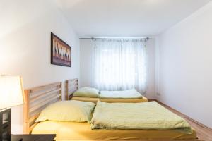 two twin beds in a room with a window at Ferienwohnung Neuss in Neuss