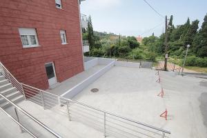 un ampio patio all'esterno di un edificio in mattoni rossi di Apartments Residence Dj a Petrovac na Moru