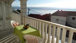 uma mesa numa varanda com vista para o oceano em D&N Urlicic em Omiš