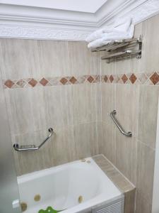 een badkamer met een bad, een wastafel en handdoeken bij הים של רז בטיילת בת ים in Bat Yam +42 foto's