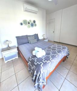 una camera con un letto e un divano di Cozy apartment walking distance Tamarindo Beach a Tamarindo