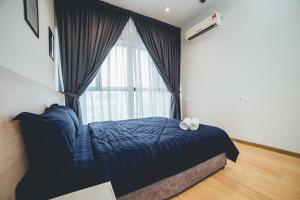 - une chambre avec un lit bleu et une grande fenêtre dans l'établissement Danga Bay Family CrestJoy 3BR 6pax Balcony by Our Stay, à Johor Bahru 62 autres photos