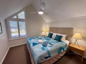Un dormitorio con una cama con un osito de peluche encima. en Escape to 67 at Cape View, en Broadwater 50 fotos más