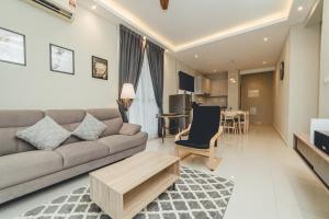 un salon avec un canapé et une table dans l'établissement Danga Bay Family CrestJoy 3BR 6pax Balcony by Our Stay, à Johor Bahru