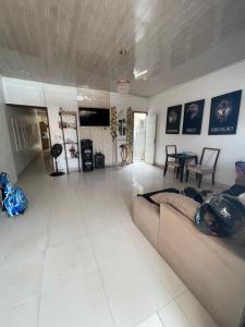 eine Person, die auf einer Couch im Wohnzimmer liegt in der Unterkunft Casa com 3 quartos in Belém