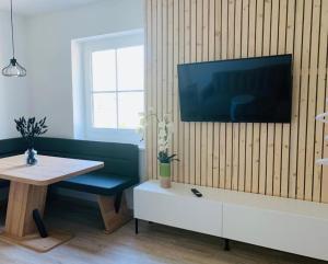 Galeriebild der Unterkunft Ferienwohnung "Perle im Grünen" im Land der tausend Seen mit "Kamin" in Federow + 16 Fotos