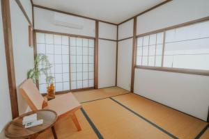 an empty room with a table and a chair at 山崎公園-箱根湯本駅-最大8名 in Hakone
