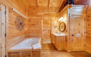 ein Badezimmer mit Badewanne und Waschbecken in der Unterkunft Always in Gatlinburg + 24 Fotos