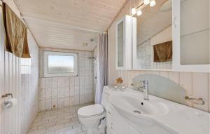 Koupelna v ubytování Holiday Home Bjerregårdsvej Hvide Sande Ds Denm