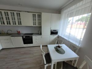 Η κουζίνα ή μικρή κουζίνα στο Eden Apartment +2 φωτογραφίες