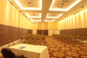 a conference room with a table and chairs in it at Howard Johnson Villa María Hotel y Casino in Villa María