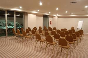a room with rows of chairs and a white board at Howard Johnson Sierras Hotel y Casino Alta Gracia in Alta Gracia