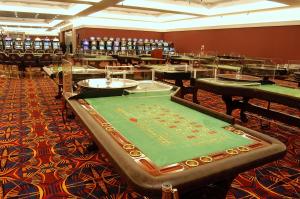 a room with a poker table in a casino at Howard Johnson Sierras Hotel y Casino Alta Gracia in Alta Gracia