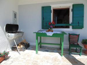 zielony stół w pokoju z oknem w obiekcie Holiday Home Paklenica w mieście Starigrad-Paklenica