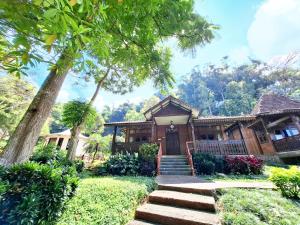 ein Haus mit einer Treppe, die zur Eingangstür führt in der Unterkunft Green Valley Resort Bandungan in Bandungan + 10 Fotos