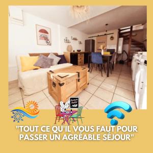 马赛Maison de village à 35 m du bord de mer的带沙发和桌子的客厅