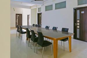ein Konferenzraum mit einem Holztisch und Stühlen in der Unterkunft Hotel O Katla Bazar Near Rewari Junction in Rewāri