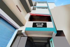 ein Schild an der Seite eines Gebäudes in der Unterkunft Hotel O Katla Bazar Near Rewari Junction in Rewāri